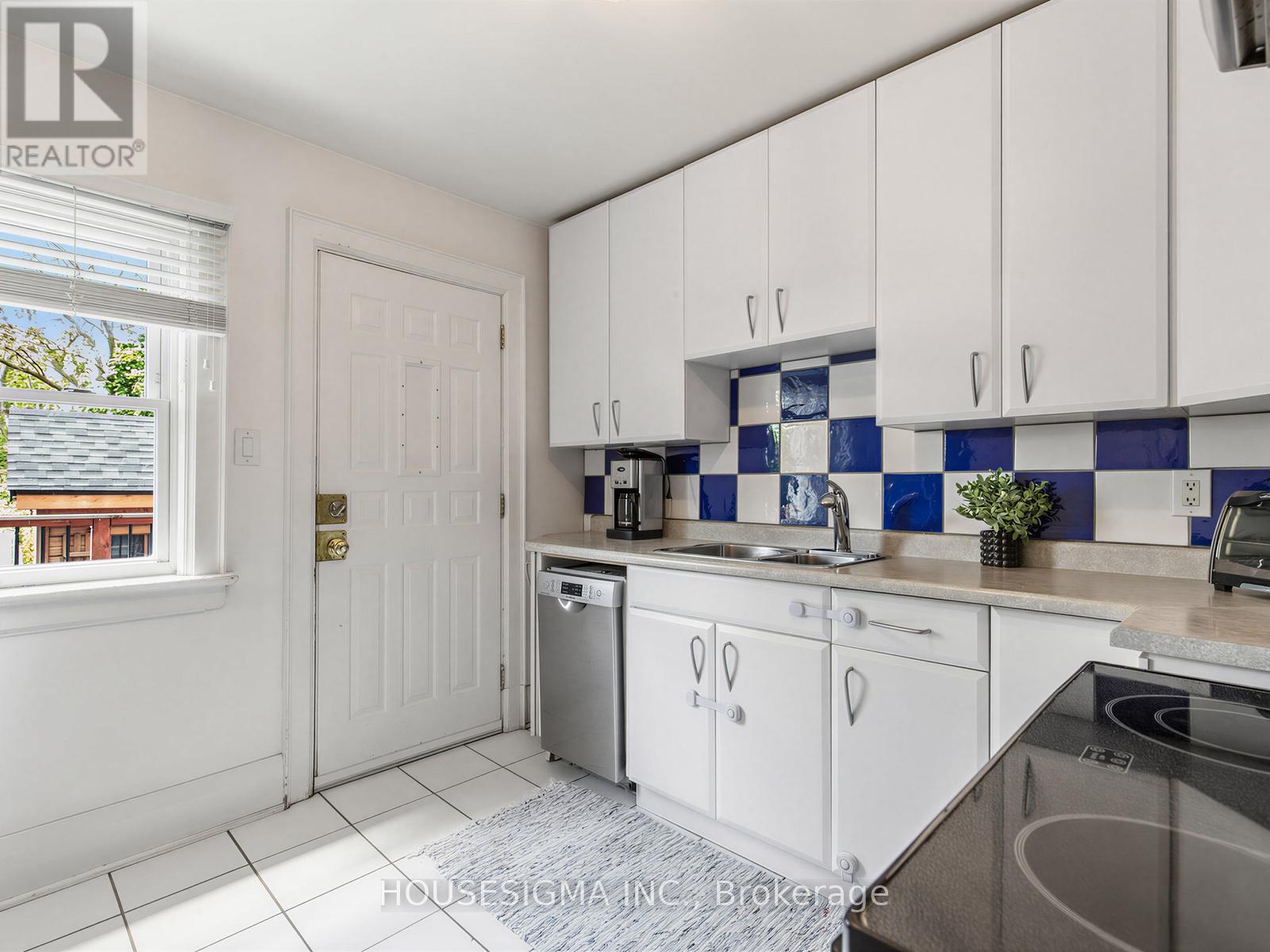 7 Humber Hill Avenue, Toronto, Ontario  M6S 4R9 - Photo 9 - W13213650