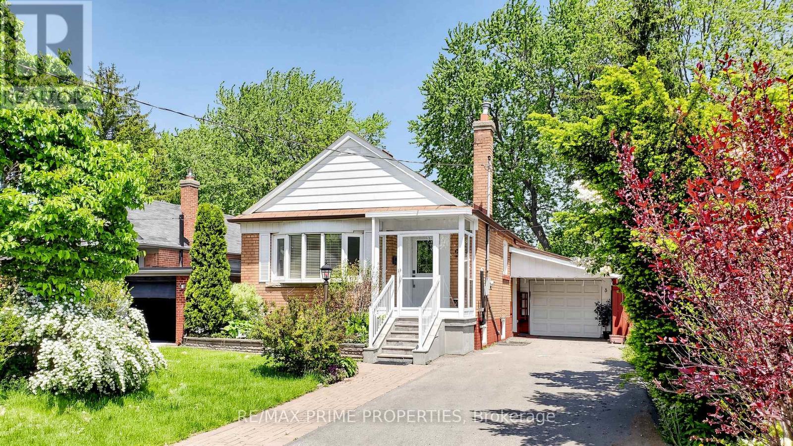 <div class="slider-price">$785,000</div><p>3 Timgren Drive, Toronto, Ontario</p>