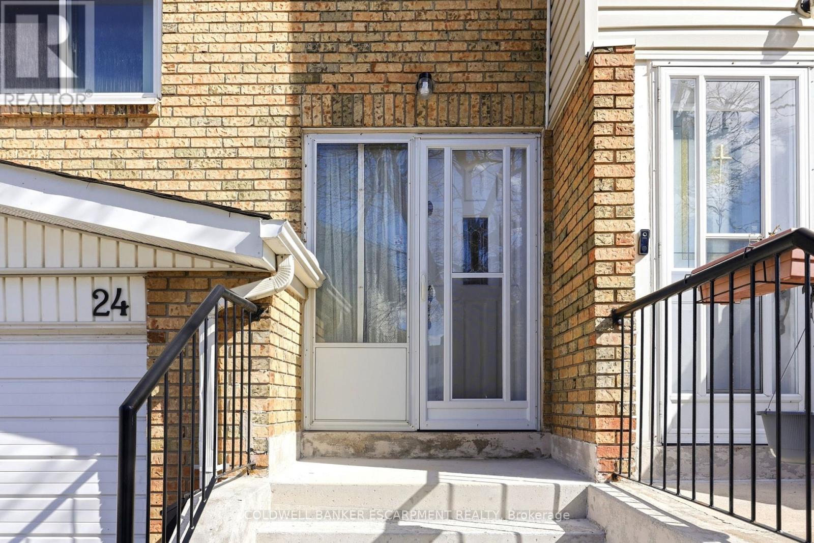 24 Lincoln Court E, Brampton, Ontario  L6T 3Z2 - Photo 3 - W13076556