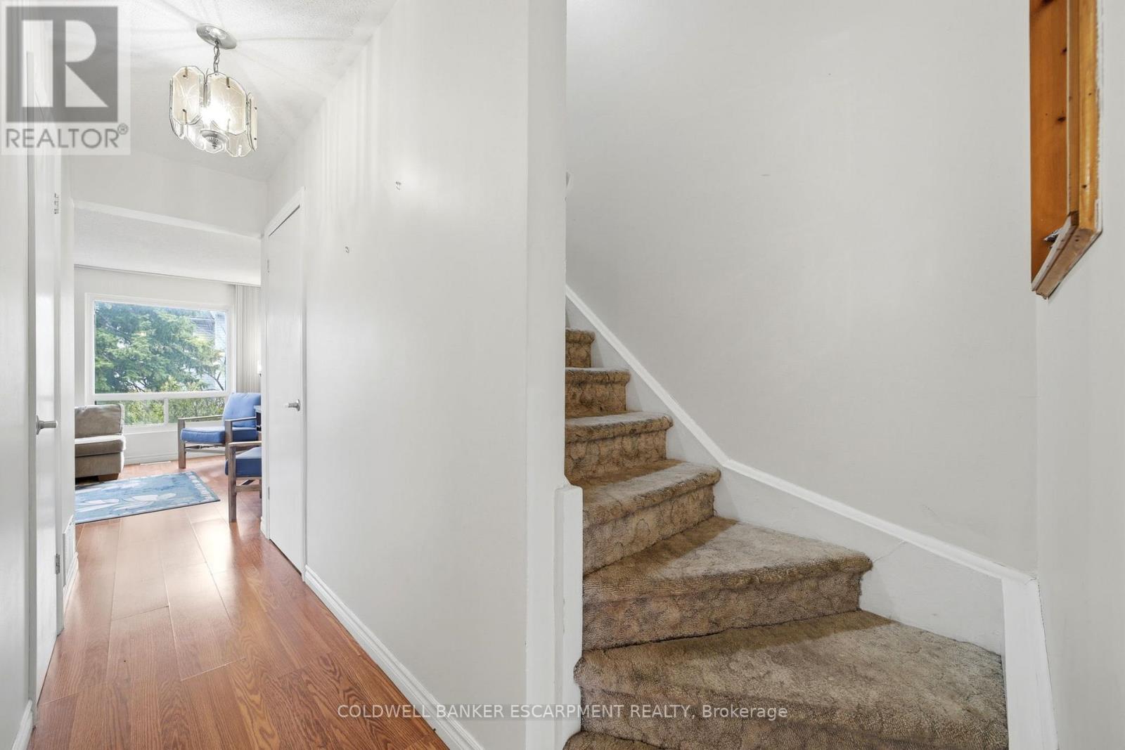 24 Lincoln Court E, Brampton, Ontario  L6T 3Z2 - Photo 6 - W13076556