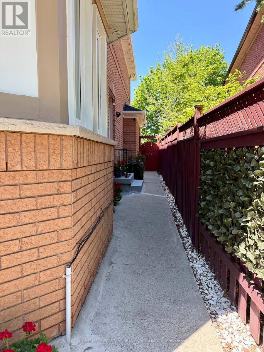 172 Rainforest Drive N, Brampton, Ontario  L6R 1A4 - Photo 3 - W13214120