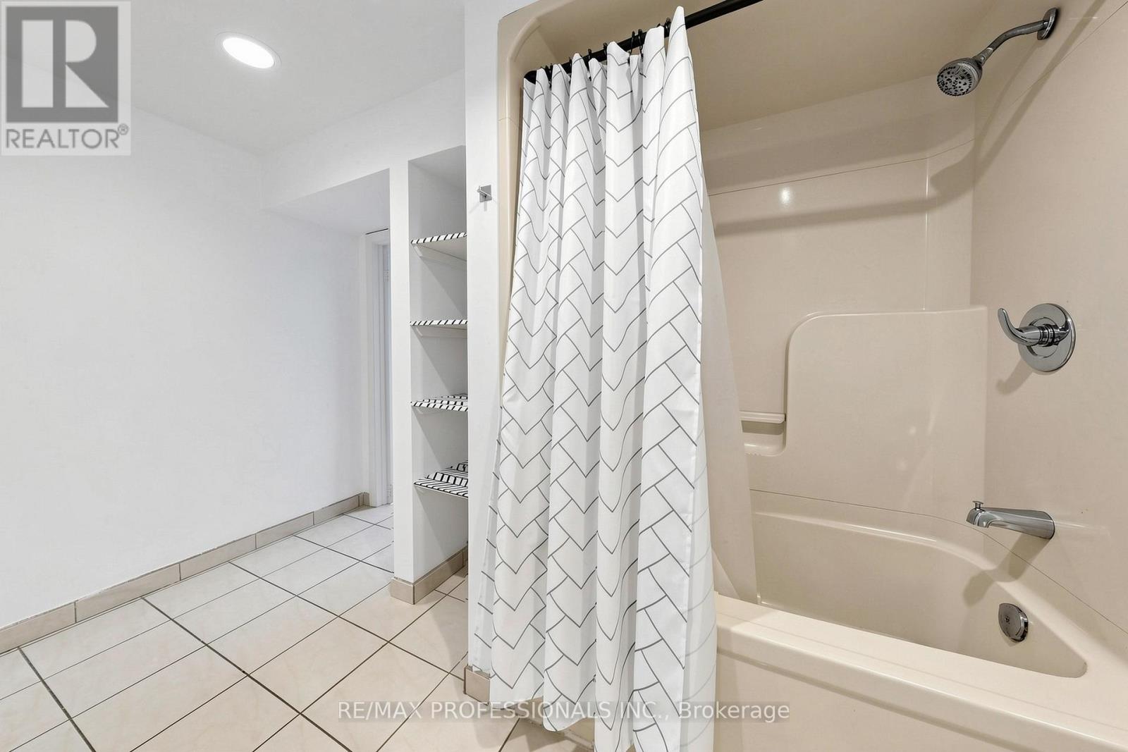 970 Silversmith Drive, Mississauga, Ontario  L5V 1E7 - Photo 45 - W13214208