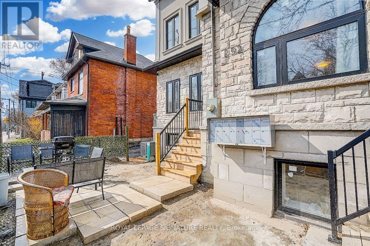 1 - 252 Annette Street, Toronto, Ontario  M6P 1R1 - Photo 4 - W13214210