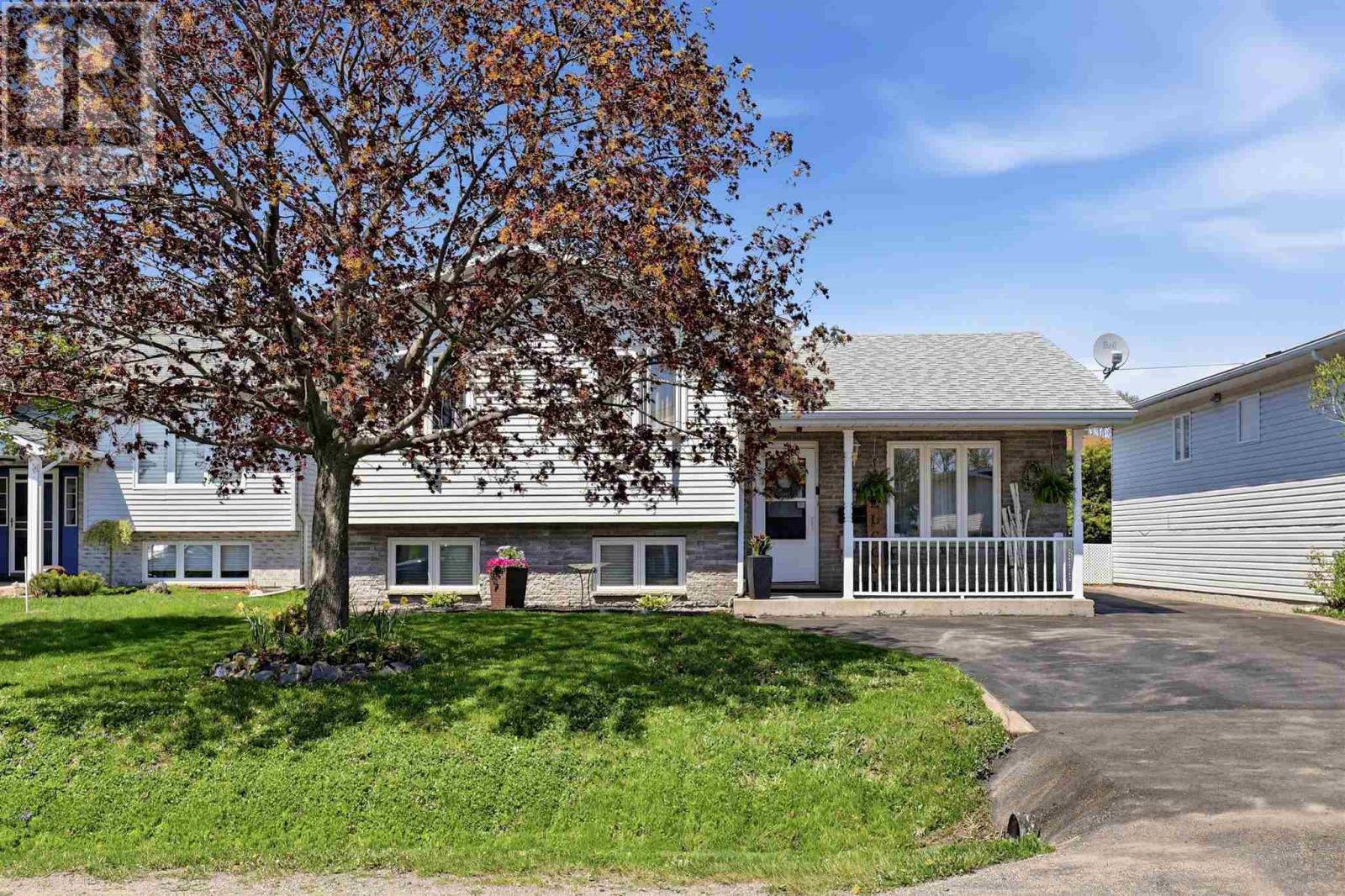 24 Lothian Ave, Sault Ste. Marie, Ontario P6B 6J5 - Photo 2 - SM261228