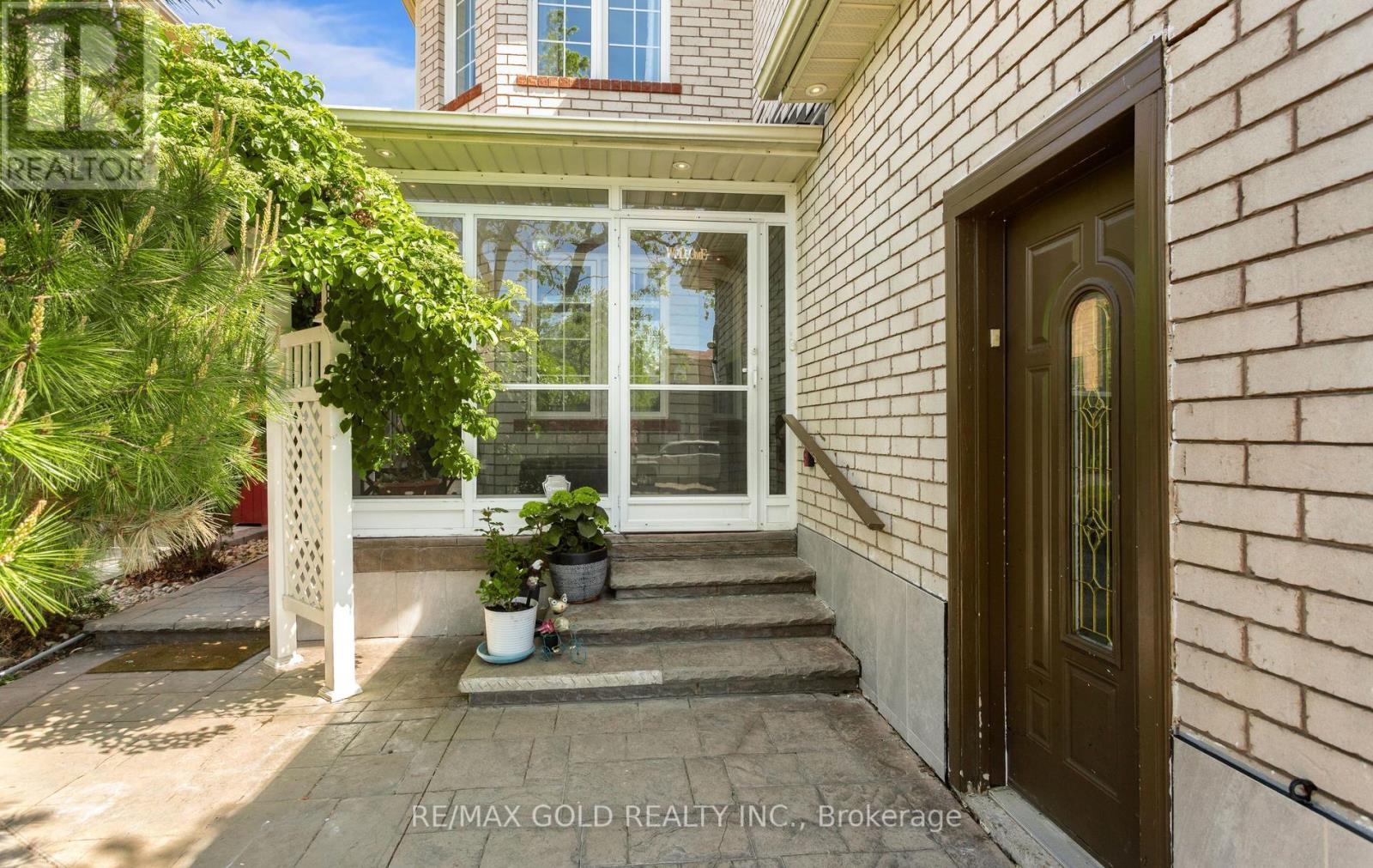 702 Twain Avenue, Mississauga, Ontario  L5W 1K7 - Photo 2 - W13214412