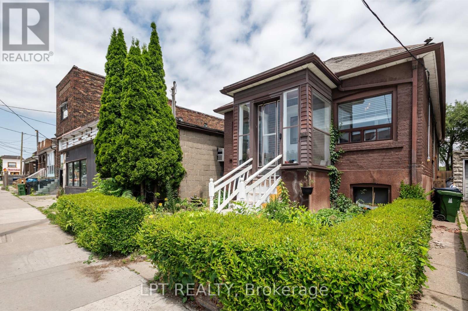 541 Vaughan Road, Toronto, Ontario  M6C 2R2 - Photo 1 - C13214806