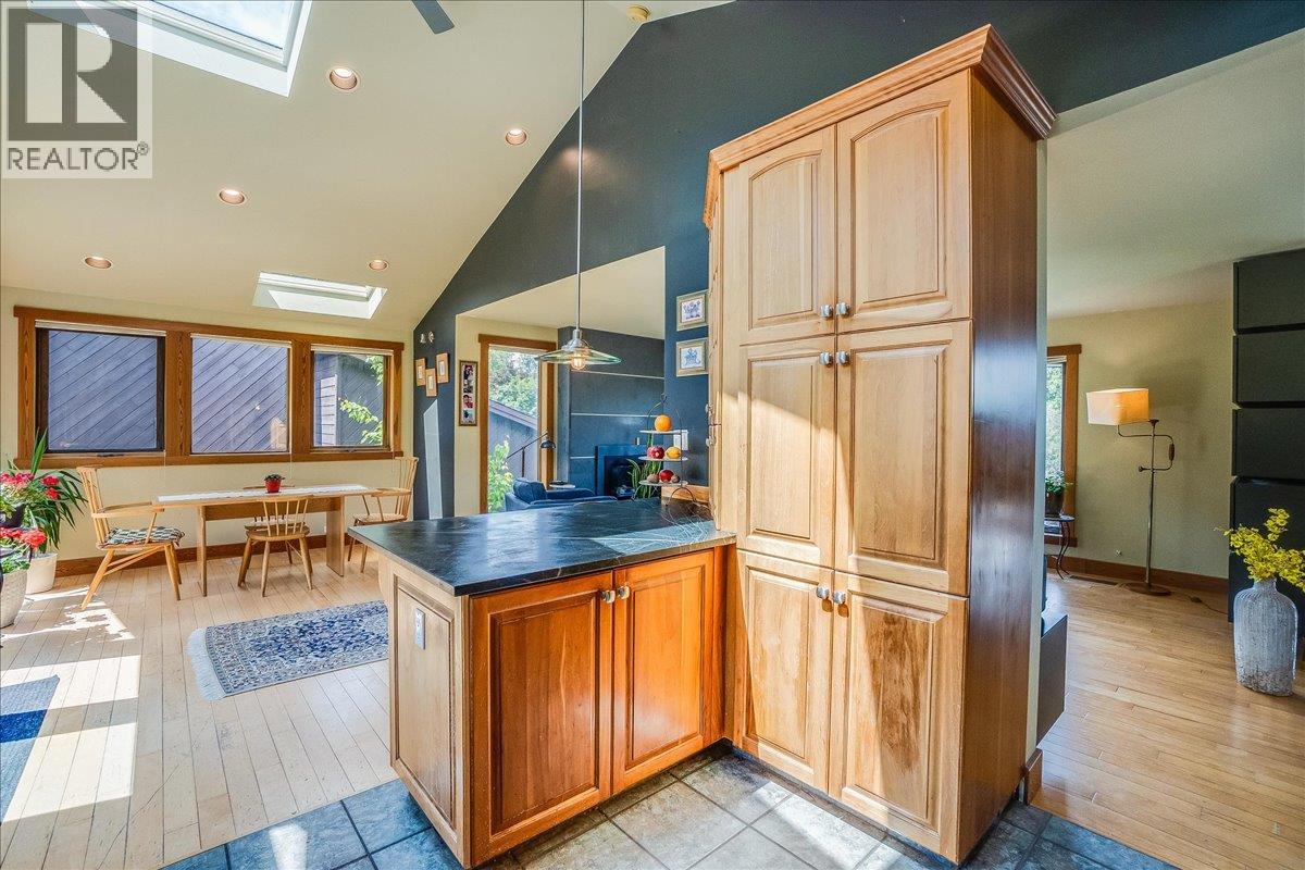 1001 Gilker Street, Nelson, British Columbia  V1L 5V3 - Photo 16 - 10389313