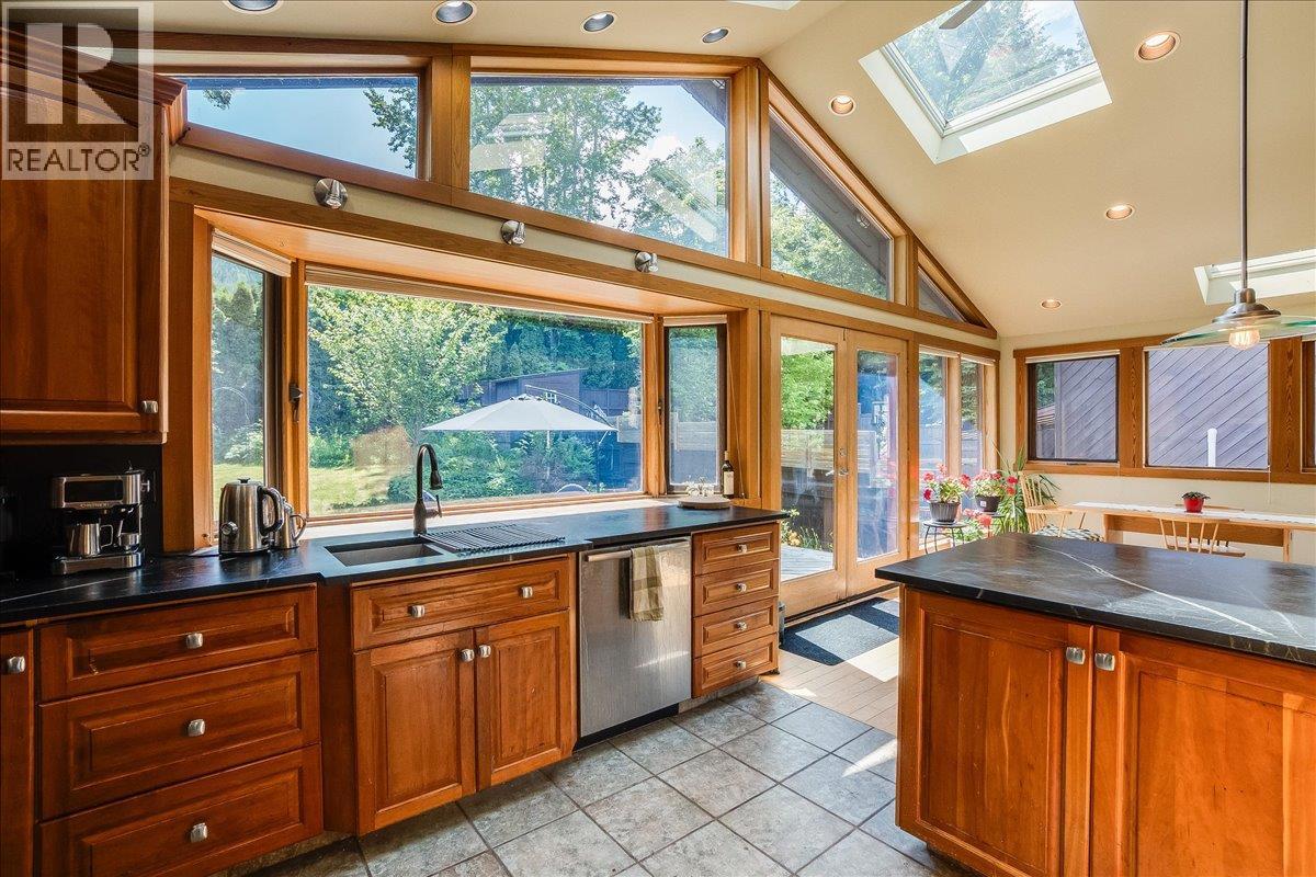 1001 Gilker Street, Nelson, British Columbia  V1L 5V3 - Photo 13 - 10389313