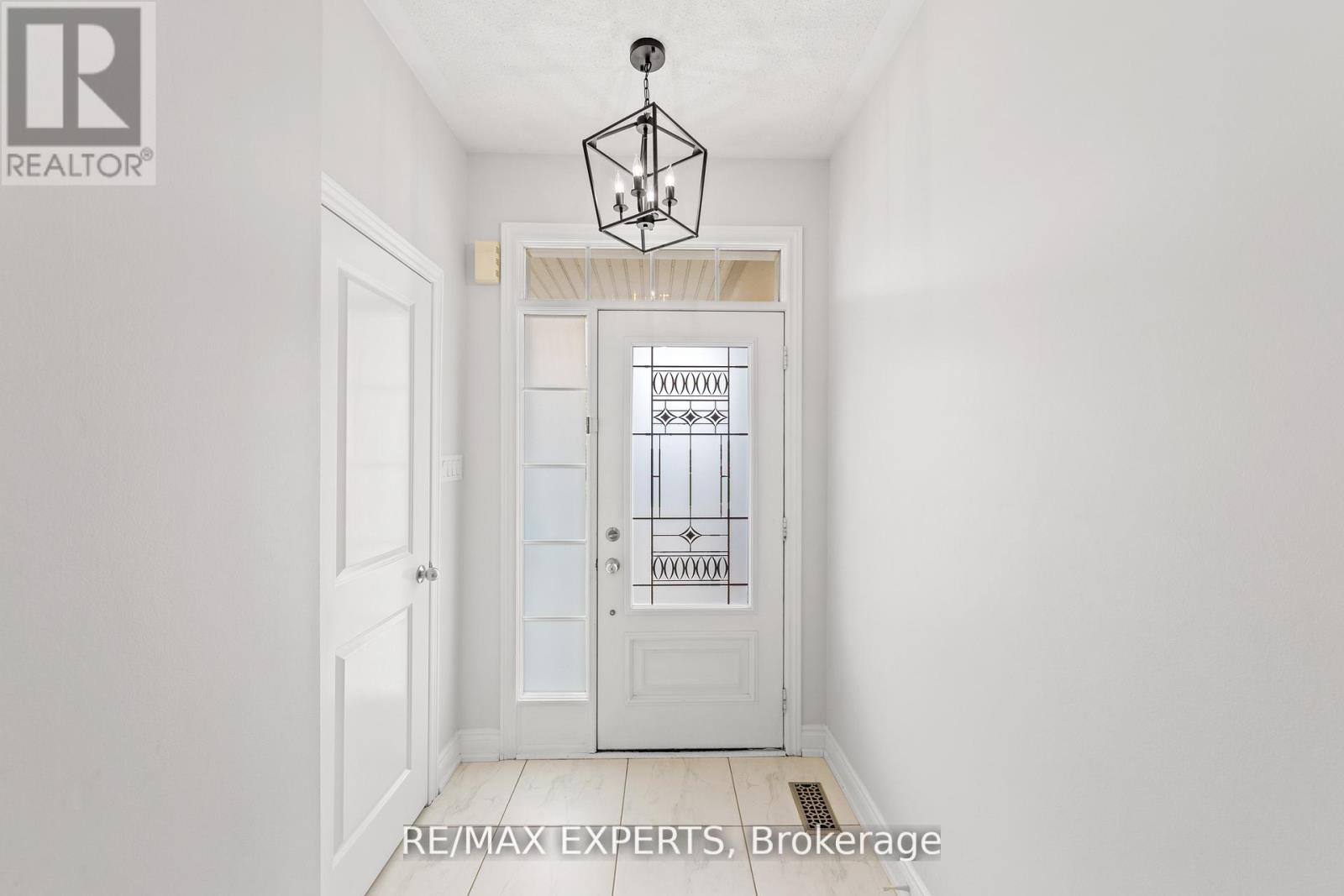22 Manor Glen Crescent, East Gwillimbury, Ontario  L0G 1M0 - Photo 5 - N13214700