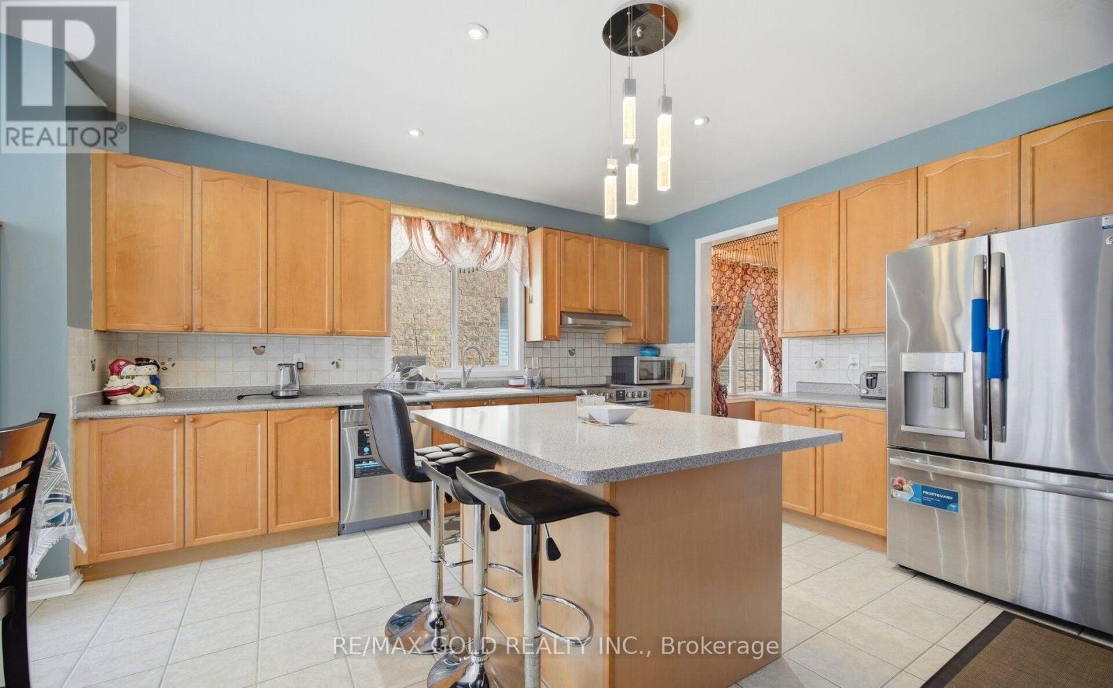 28 Latania Boulevard, Brampton, Ontario  L6P 1S9 - Photo 8 - W13214650