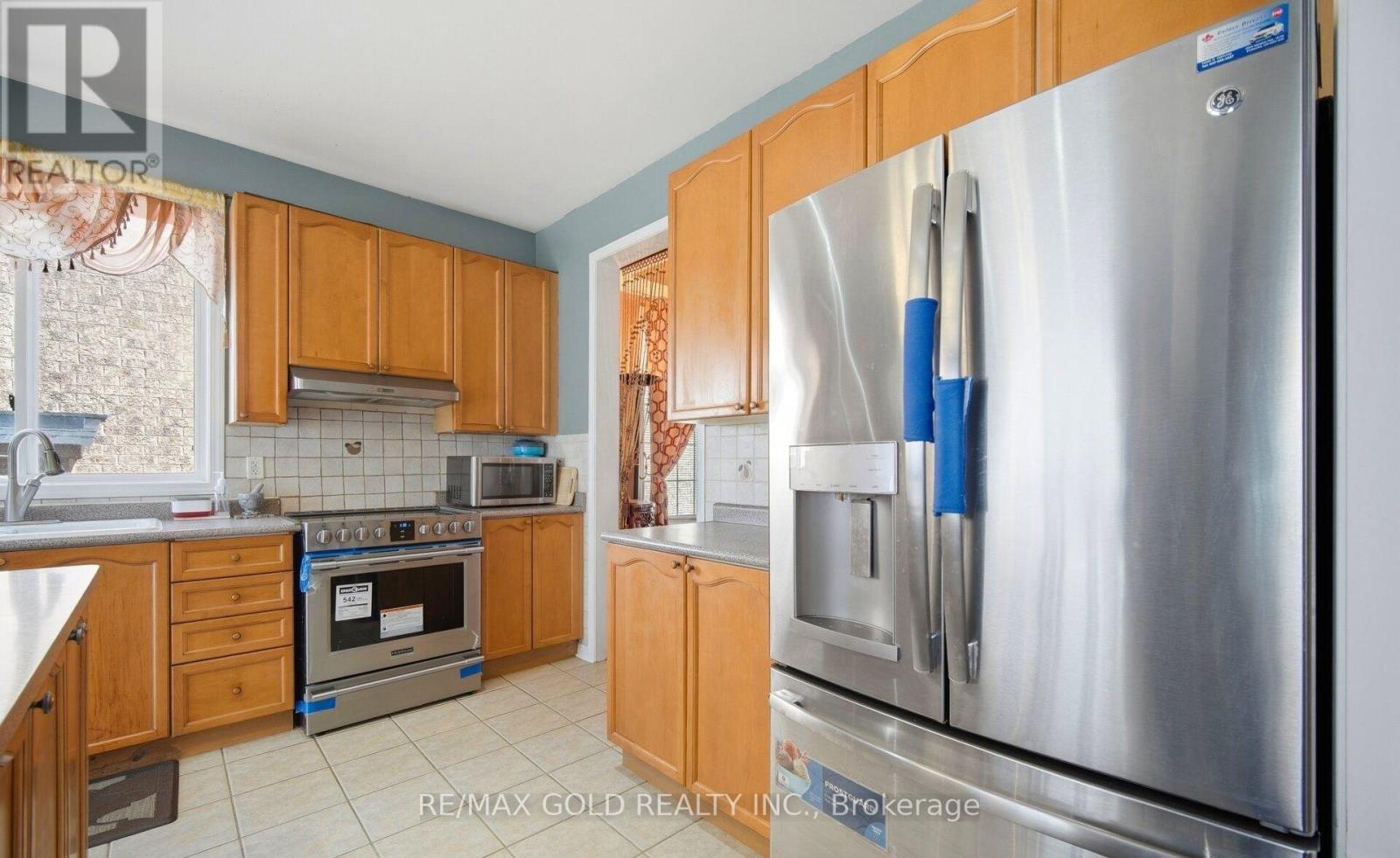 28 Latania Boulevard, Brampton, Ontario  L6P 1S9 - Photo 9 - W13214650