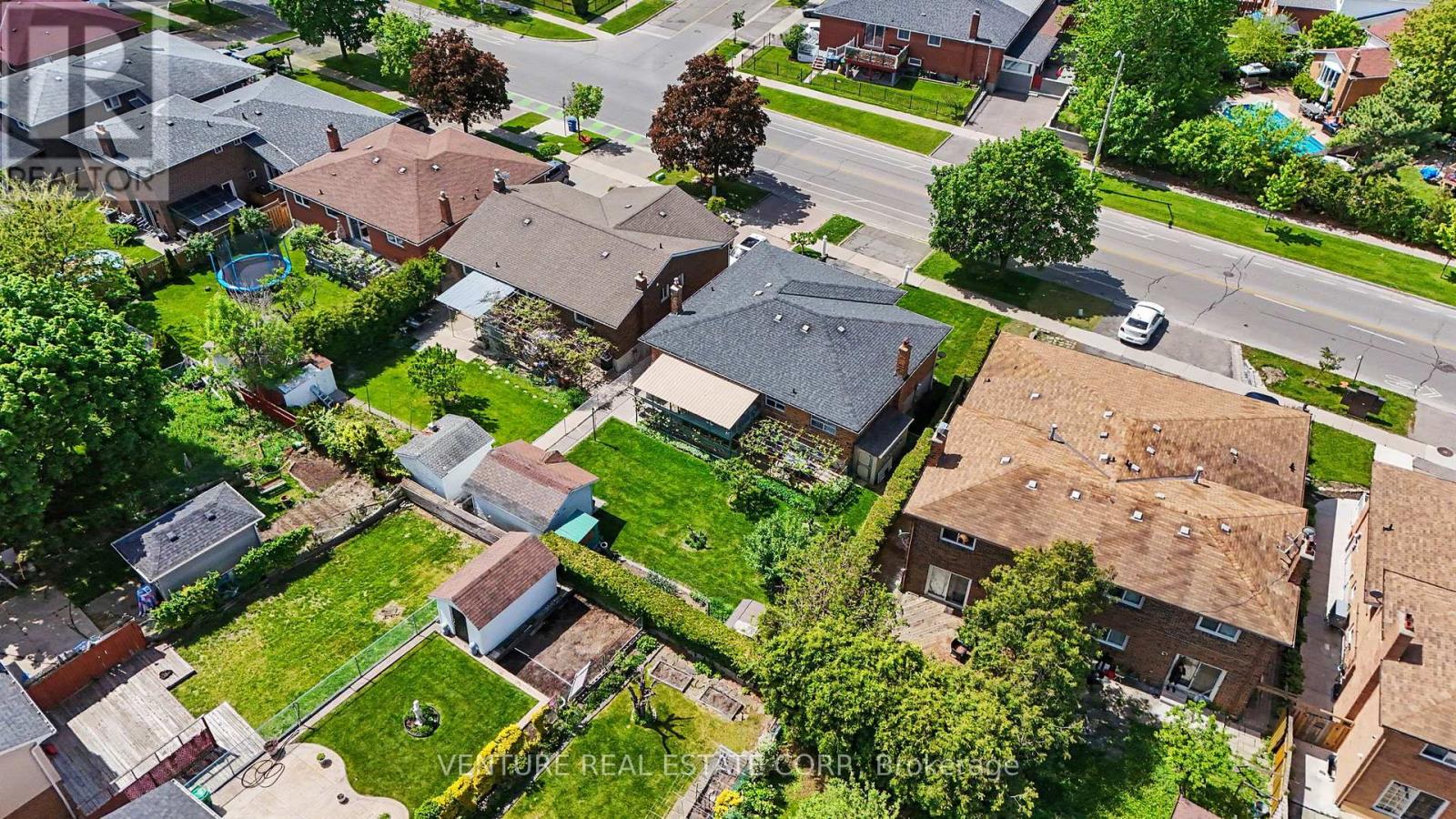 346 Centre Street N, Brampton, Ontario  L6V 3B5 - Photo 4 - W13214836