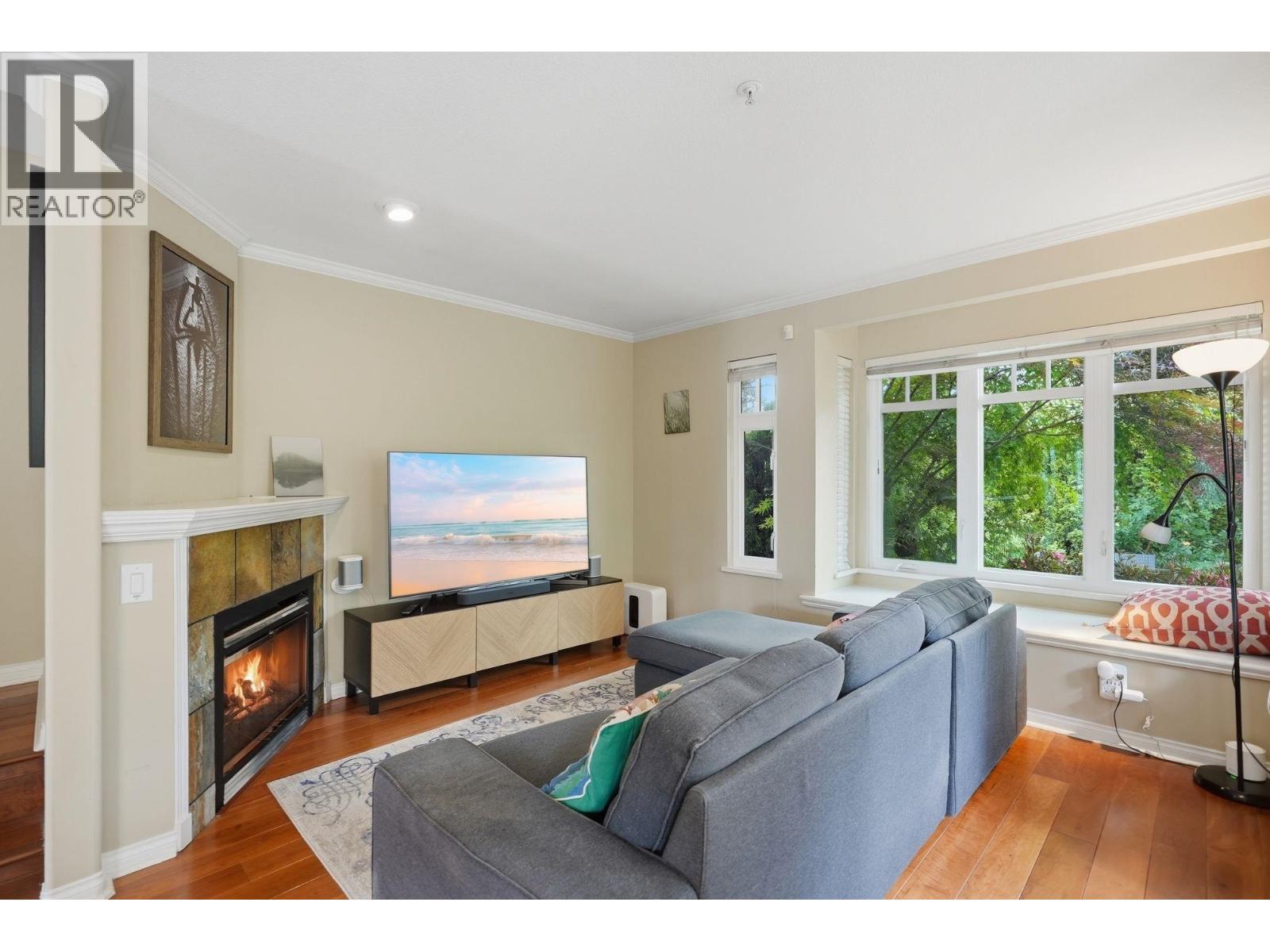 203 W 6th Street, North Vancouver, British Columbia  V7M 1K7 - Photo 4 - R3129561