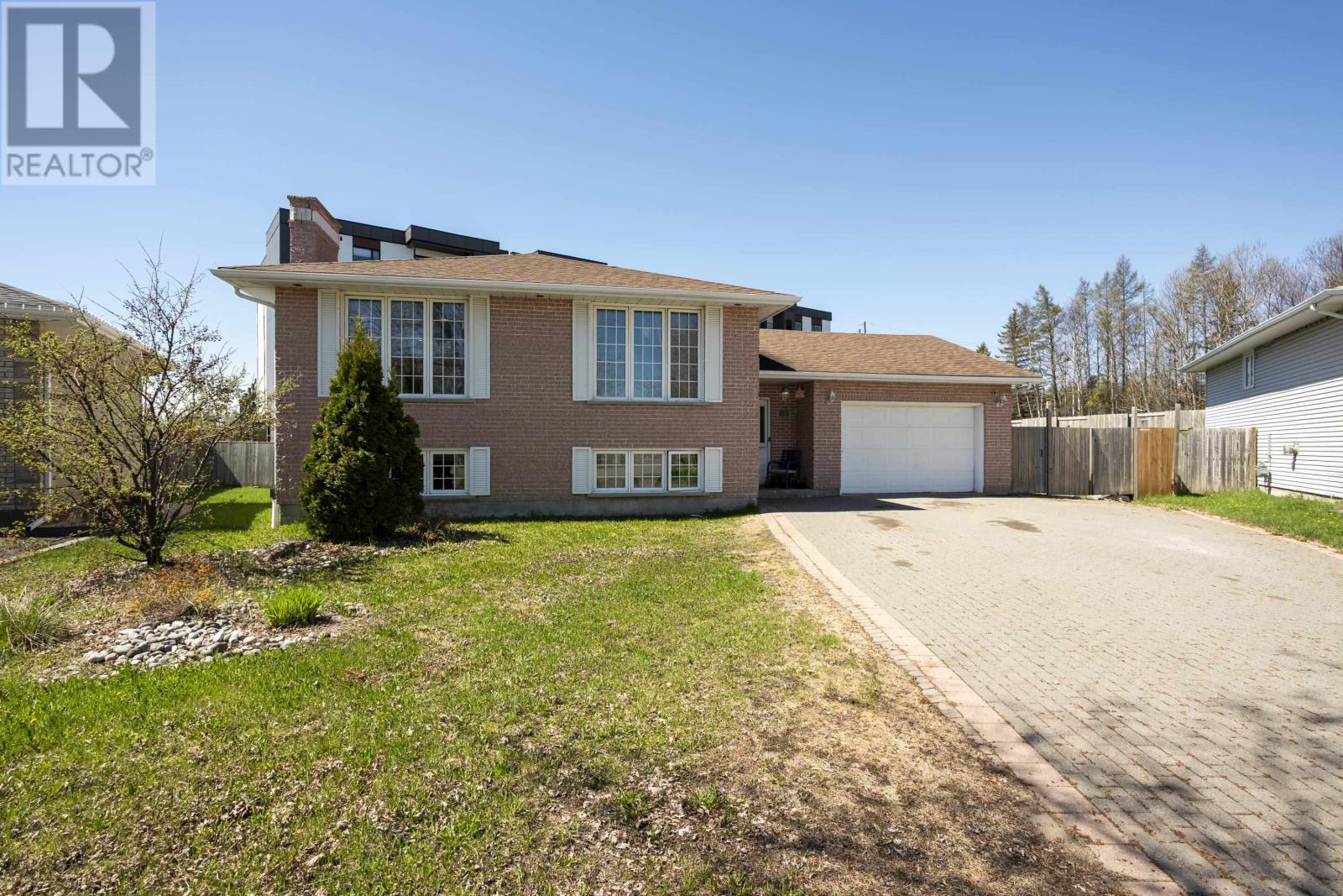 215 Linden Ct, Thunder Bay, Ontario  P7B 6R6 - Photo 1 - TB2601263
