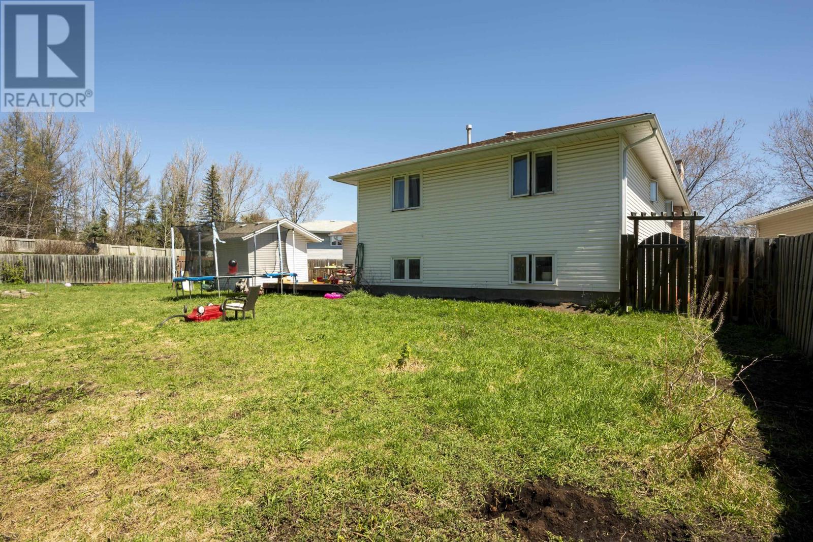 215 Linden Ct, Thunder Bay, Ontario  P7B 6R6 - Photo 2 - TB2601263