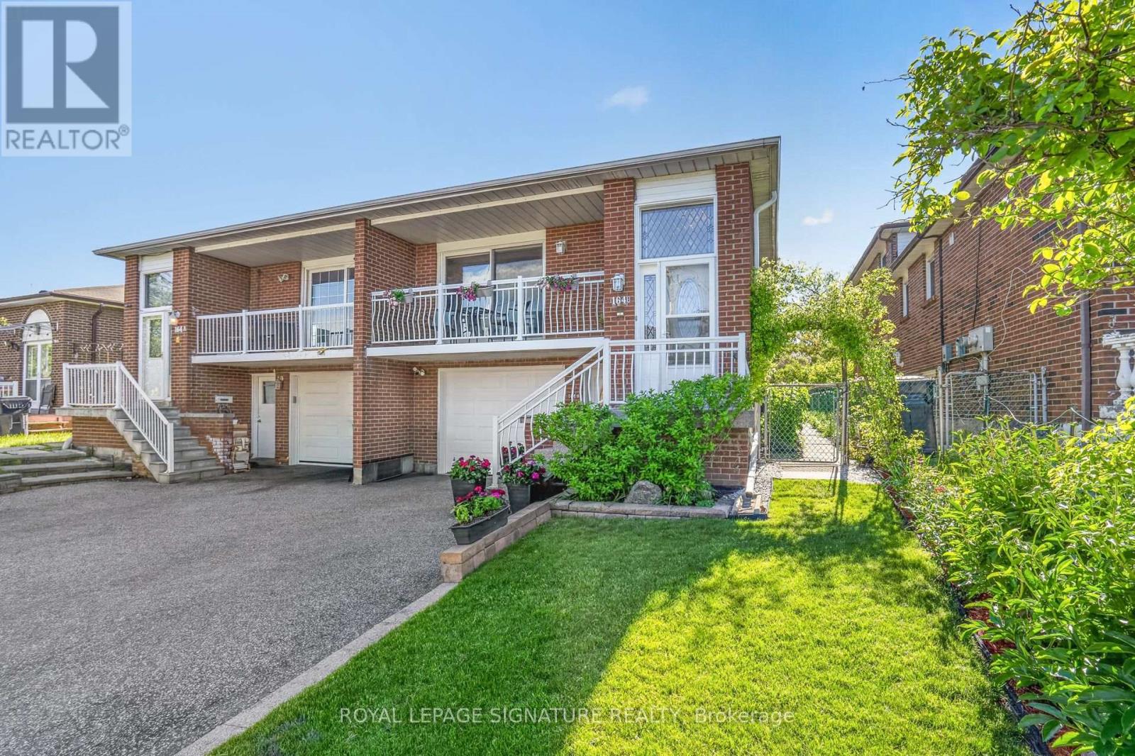 <div class="slider-price">$1,098,000</div><p>164b Edmonton Drive, Toronto, Ontario</p>