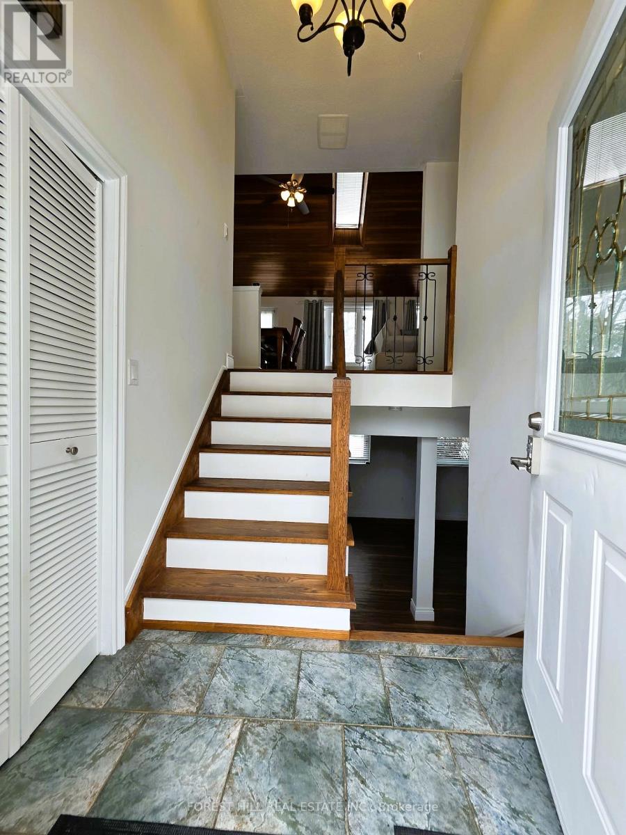 859 Lakeshore Road E, Oro-Medonte, Ontario  L0L 1T0 - Photo 3 - S12991816