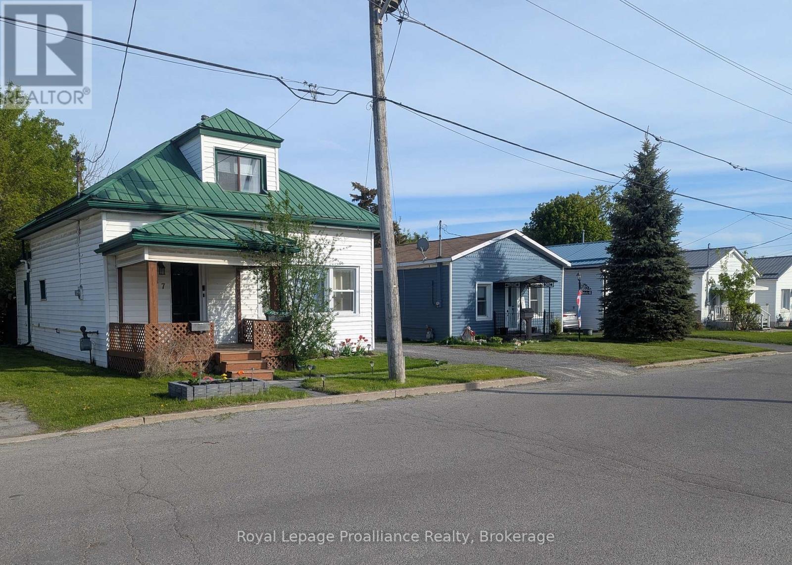 17 Meyers Street, Quinte West, Ontario  K8V 1W5 - Photo 2 - X13058850