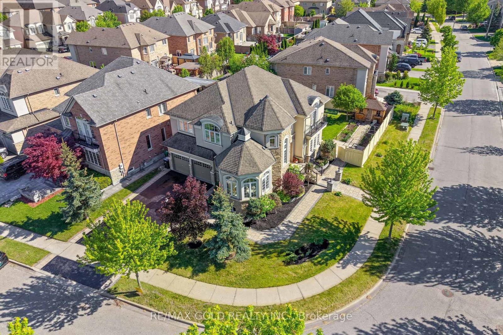 18 Hampton Springs Drive, Brampton, Ontario  L6P 2W4 - Photo 4 - W13214898