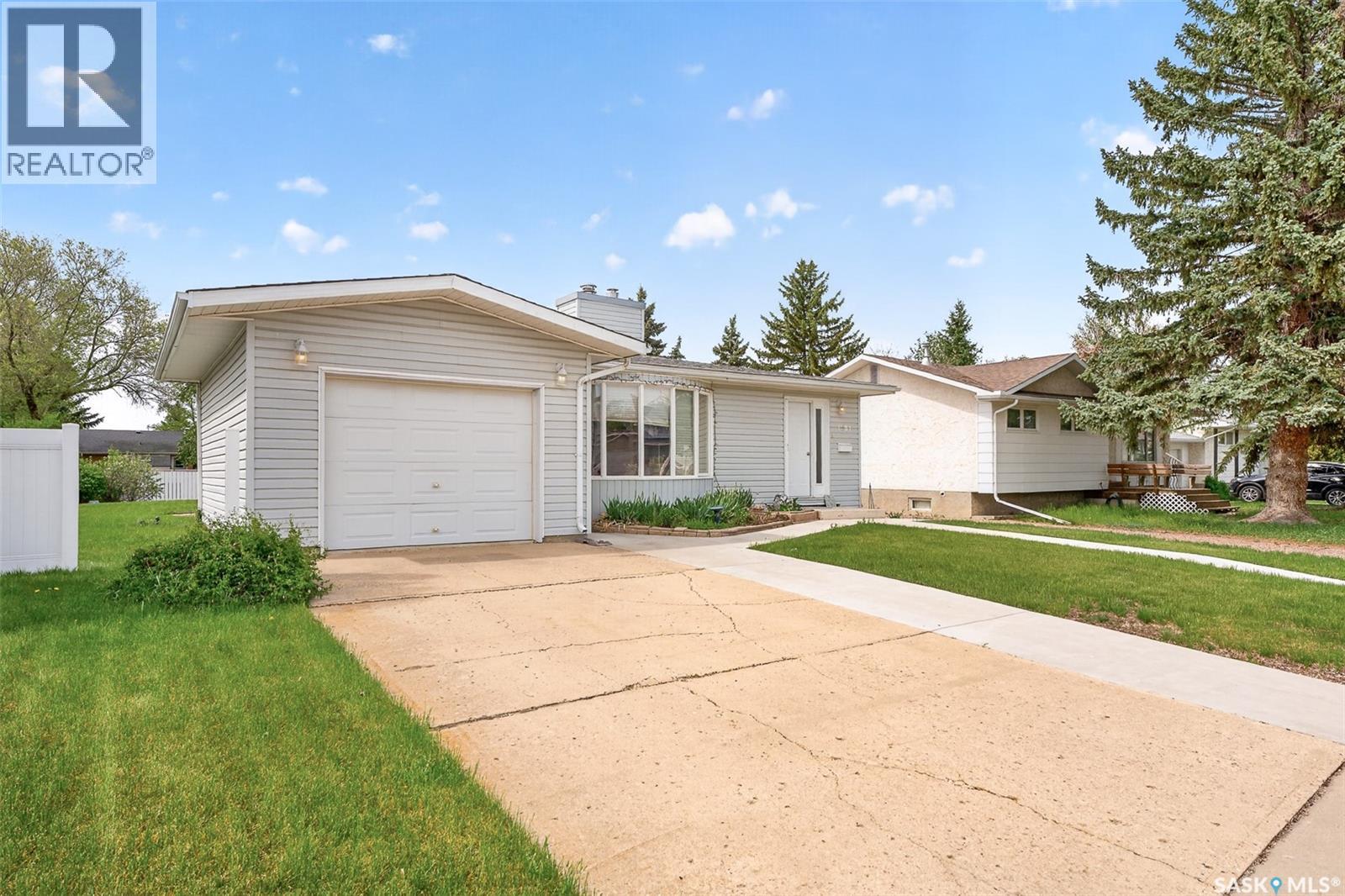 1381 Prince Crescent, Moose Jaw, Saskatchewan  S6H 6E6 - Photo 2 - SK037266