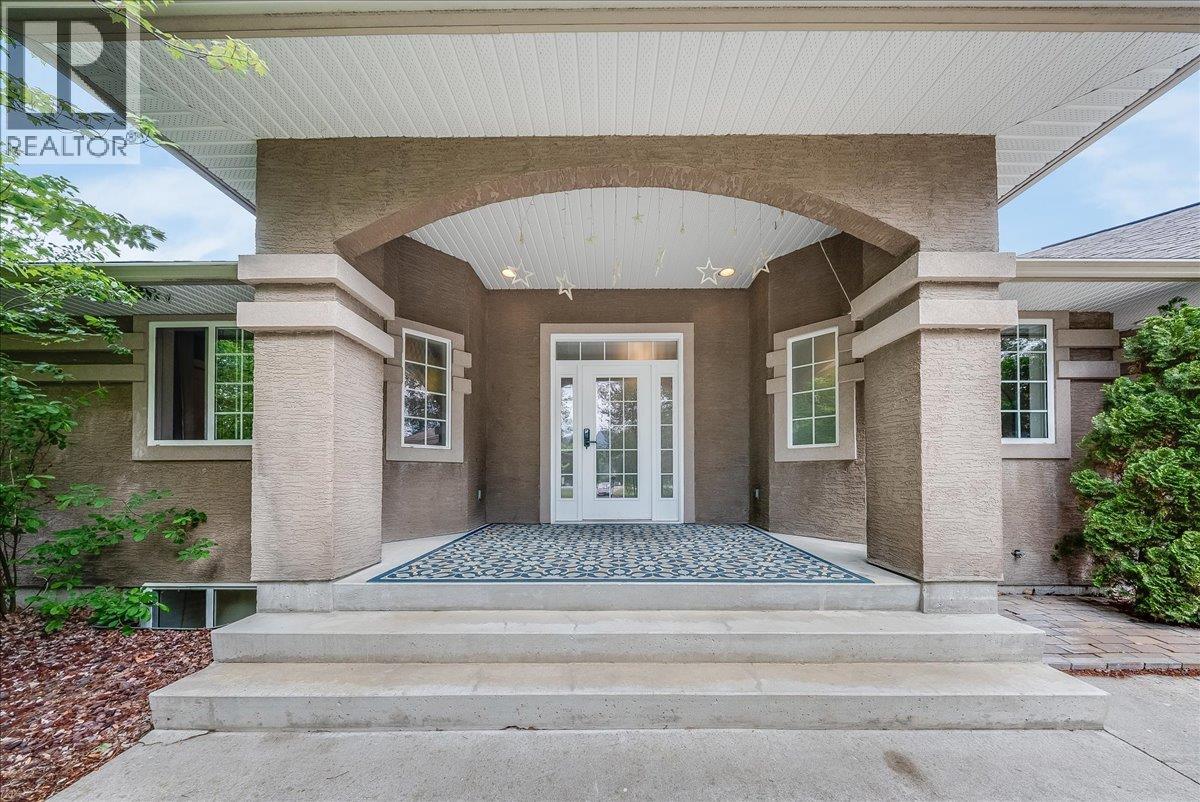 816 Columbia Road, Castlegar, British Columbia  V1N 4K6 - Photo 4 - 10388402