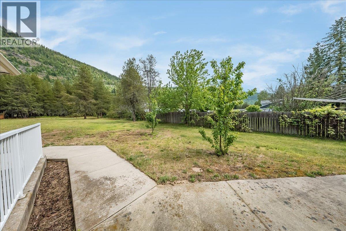 816 Columbia Road, Castlegar, British Columbia  V1N 4K6 - Photo 41 - 10388402