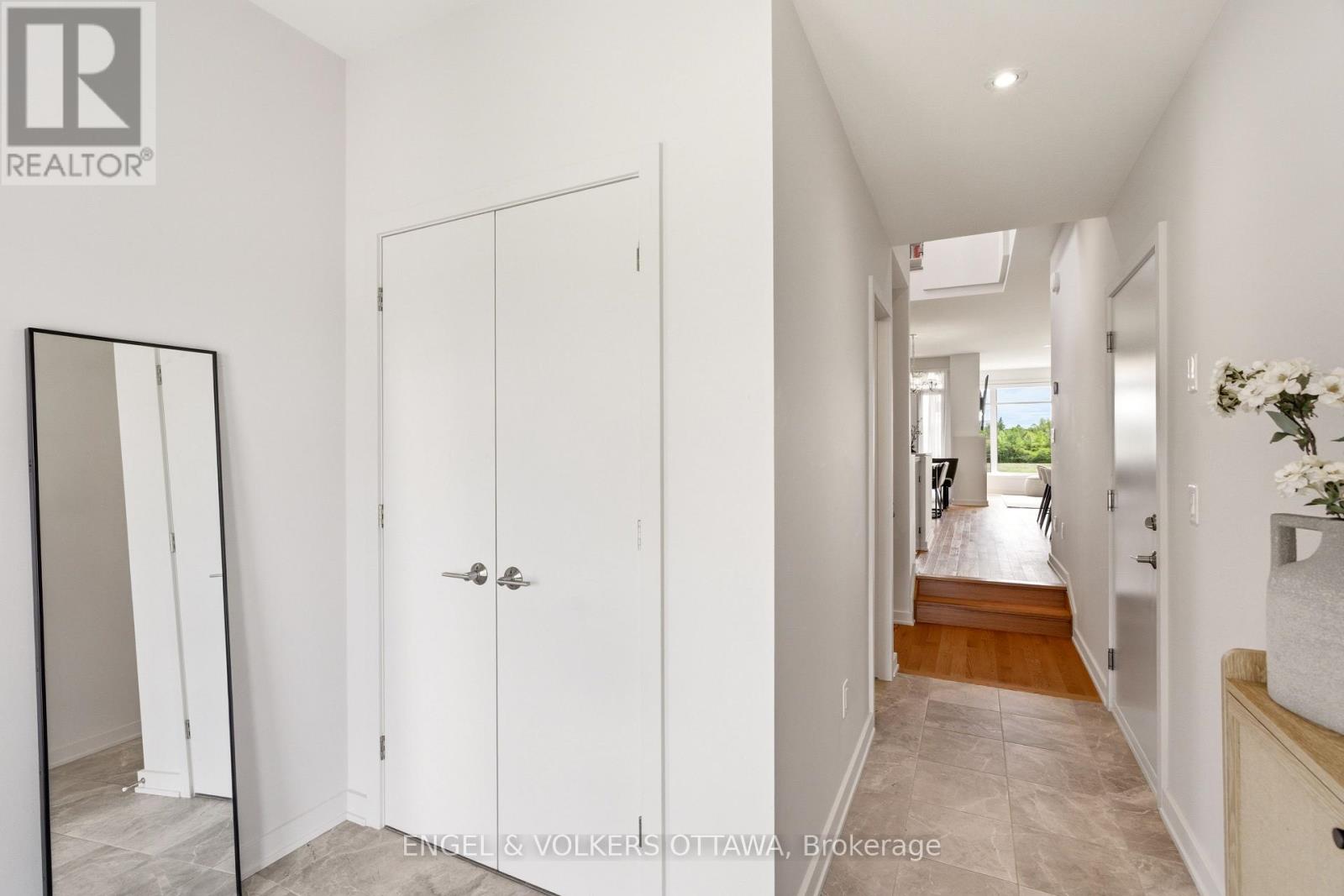 256 Shuttleworth Drive, Ottawa, Ontario K1T 0T4 - Photo 4 - X13215104