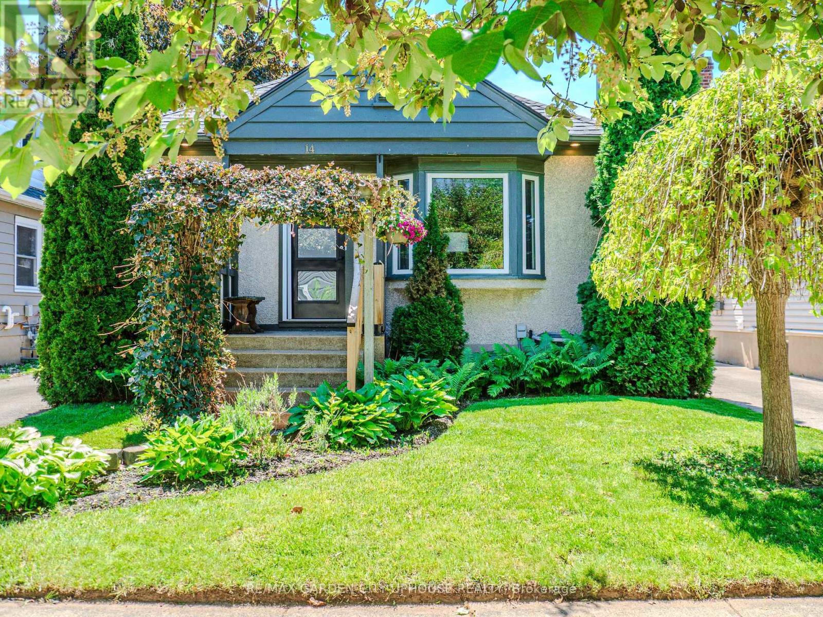 14 Spruce Street, St. Catharines, Ontario  L2R 1B3 - Photo 1 - X13215086
