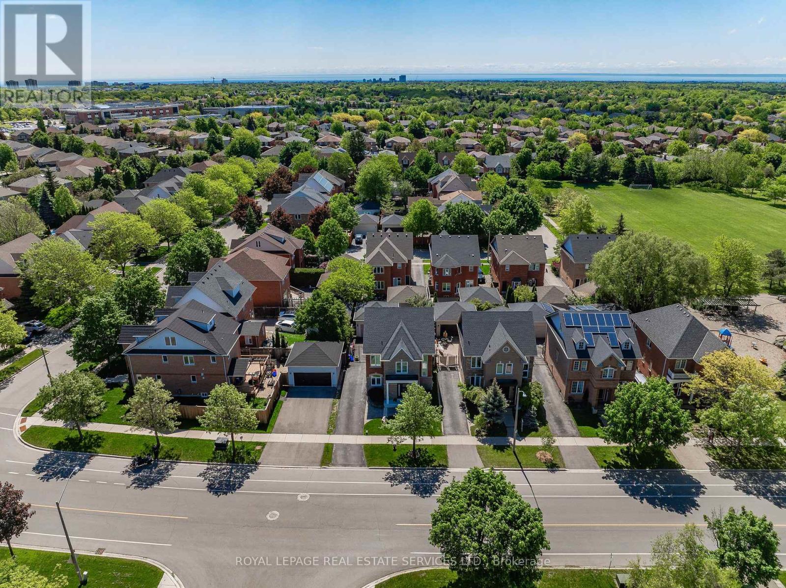 172 River Glen Boulevard, Oakville, Ontario  L6H 7K5 - Photo 3 - W13210072