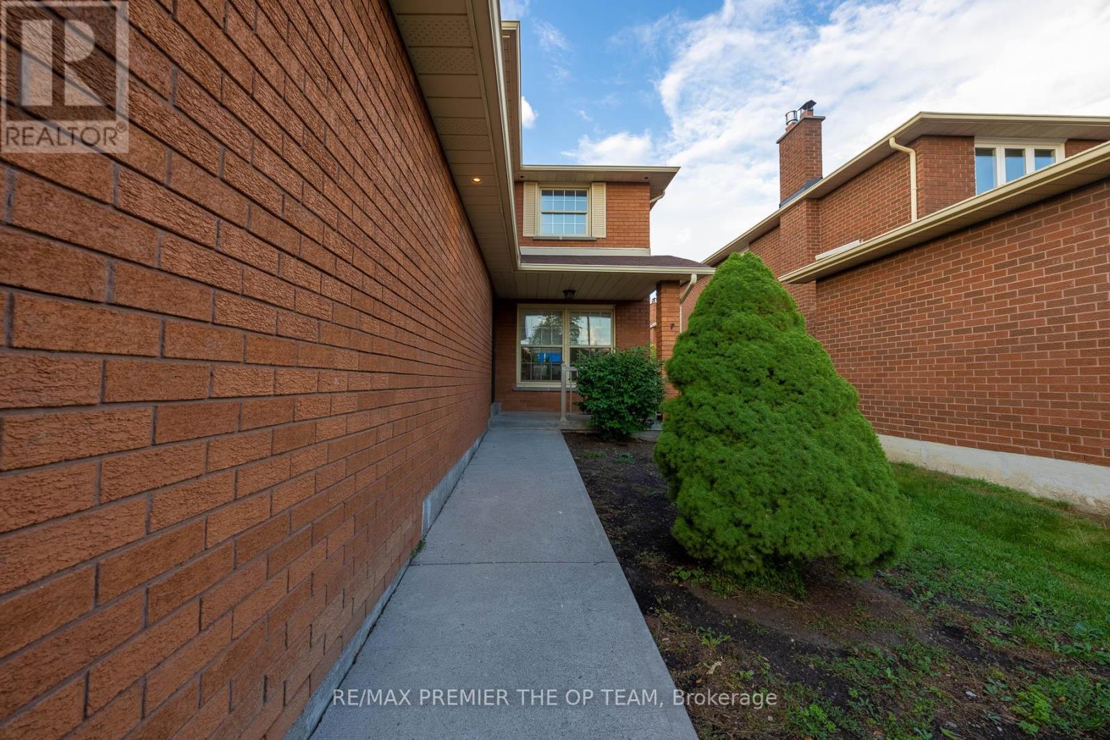 79 Governor Crescent, Vaughan, Ontario  L4L 5G8 - Photo 3 - N13215178