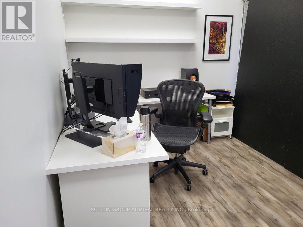 474 Champagne Drive, Toronto, Ontario  M3J 2T9 - Photo 2 - W13215076