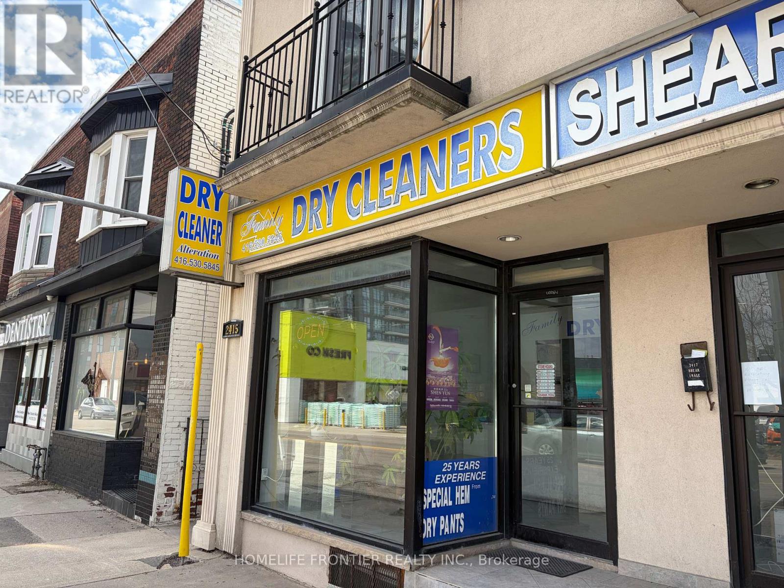 2415 DUNDAS STREET W, Toronto, Ontario
