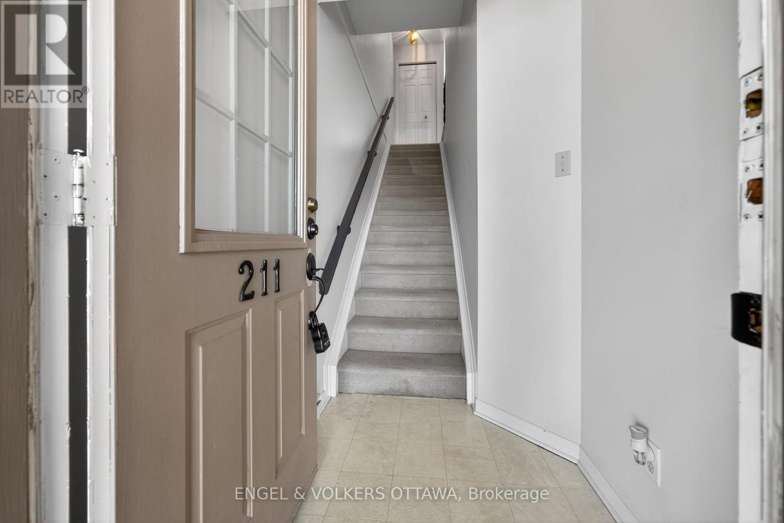 211 Briston Private, Ottawa, Ontario  K1G 5R5 - Photo 2 - X13215454