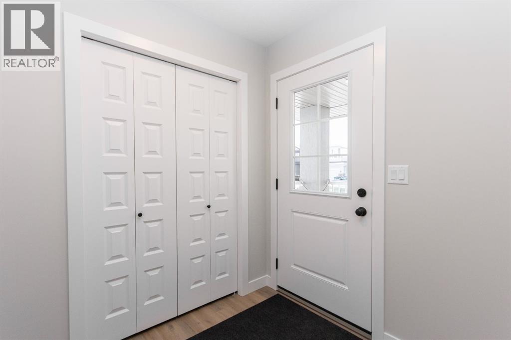 655 Robinson Avenue, Penhold, Alberta  T0M 1R0 - Photo 3 - A2312933