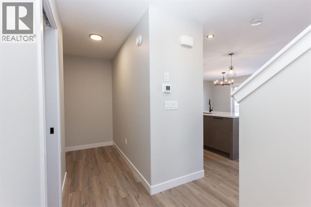 655 Robinson Avenue, Penhold, Alberta  T0M 1R0 - Photo 4 - A2312933