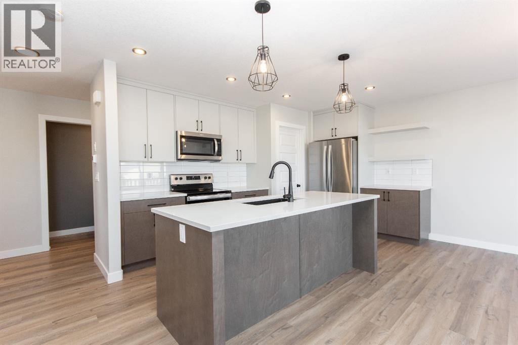 655 Robinson Avenue, Penhold, Alberta  T0M 1R0 - Photo 5 - A2312933