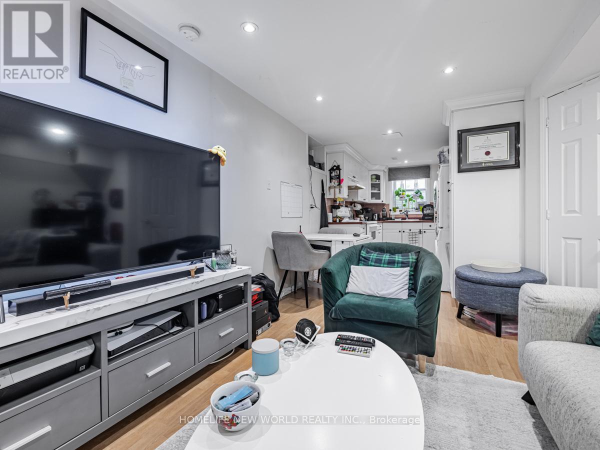 Lower - 669 Woodbine Avenue, Toronto, Ontario  M4E 2J3 - Photo 16 - E13215366