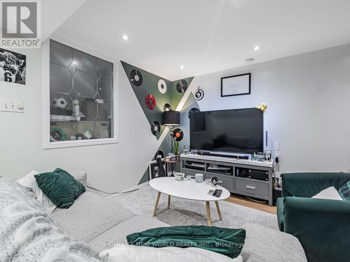 Lower - 669 Woodbine Avenue, Toronto, Ontario  M4E 2J3 - Photo 17 - E13215366