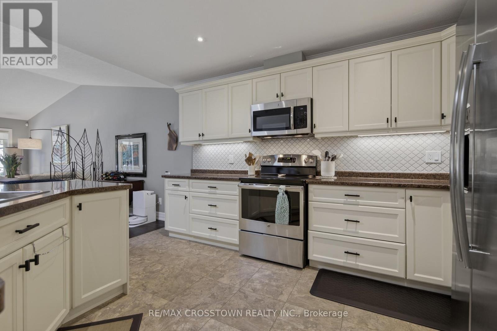8 New York Avenue, Wasaga Beach, Ontario  L9Z 3A8 - Photo 18 - S13215444