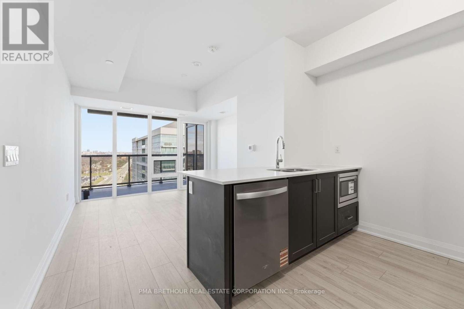 1812 - 1035 Southdown Road, Mississauga, Ontario  L5J 0A2 - Photo 1 - W13215380