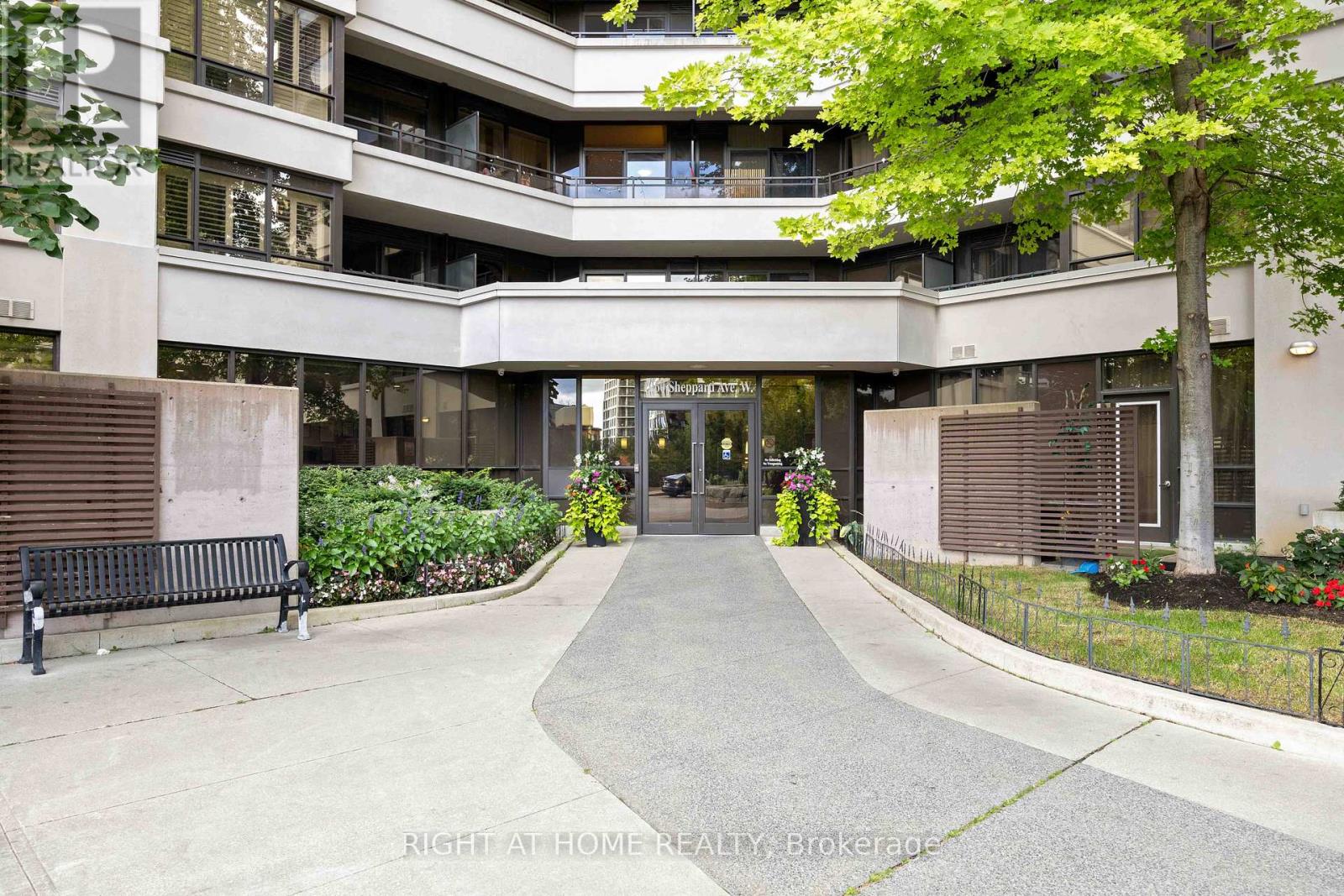 1521 - 1060 Sheppard Avenue W, Toronto, Ontario  M3J 0G7 - Photo 2 - W13215478