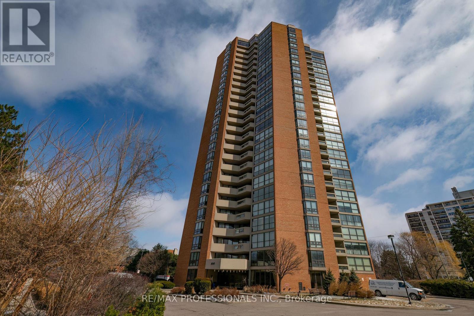 <div class="slider-price">$728,000</div><p>2302 - 2010 Islington Avenue, Toronto, Ontario</p>