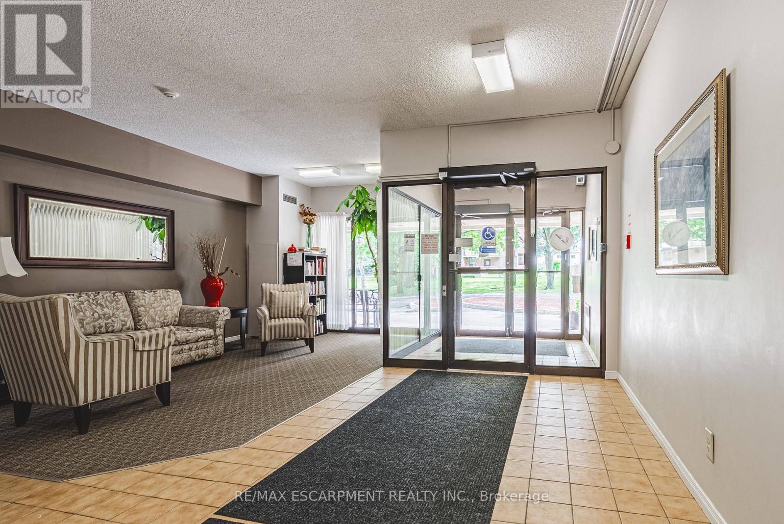 103 - 180 Limeridge Road W, Hamilton, Ontario  L9C 7H7 - Photo 2 - X13215476