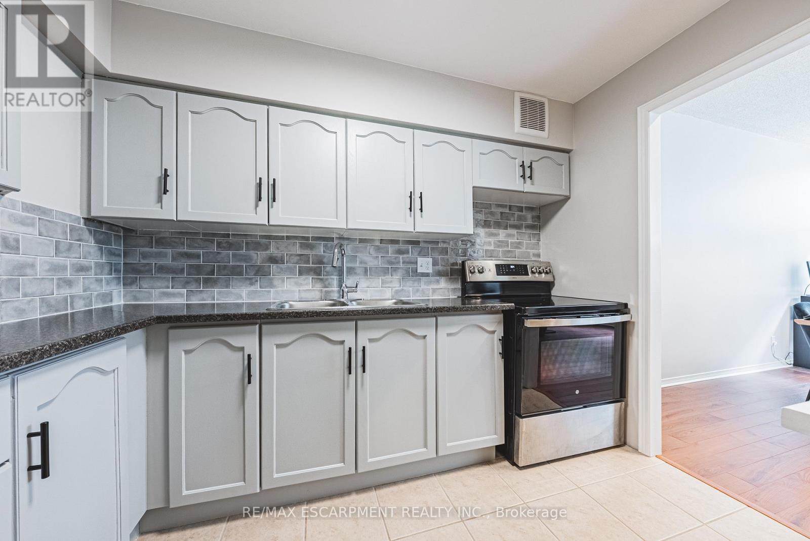 103 - 180 Limeridge Road W, Hamilton, Ontario  L9C 7H7 - Photo 5 - X13215476