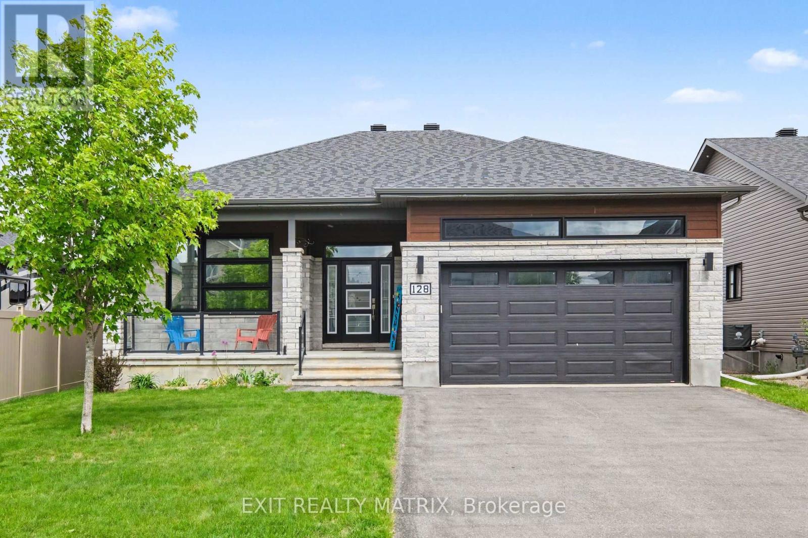 128 LYON STREET, Russell, Ontario