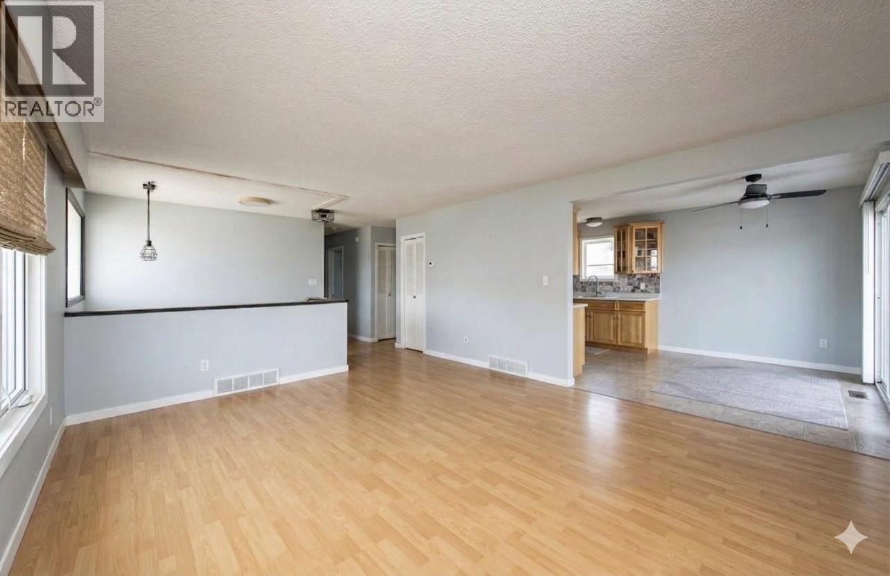 301 4th Avenue S, Cranbrook, British Columbia V1C 2E6 - Photo 4 - 10389285