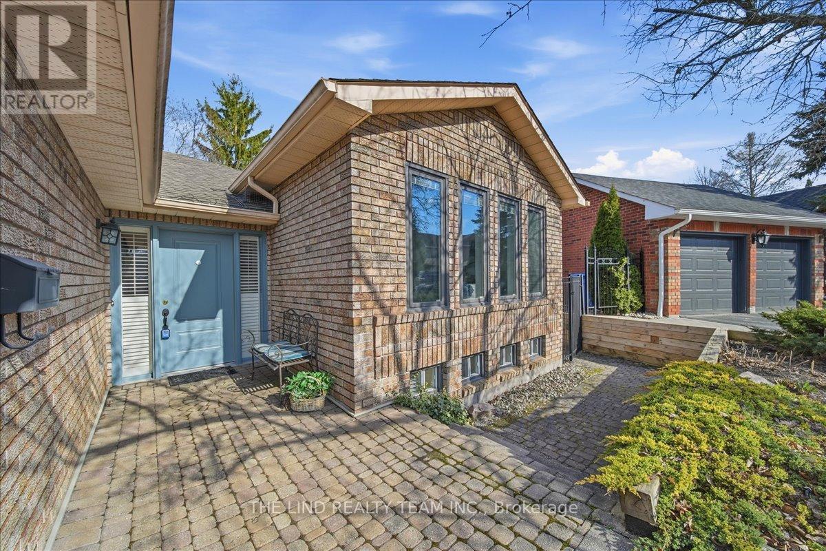 17 April Gardens, Aurora, Ontario  L4G 4R7 - Photo 3 - N13215856