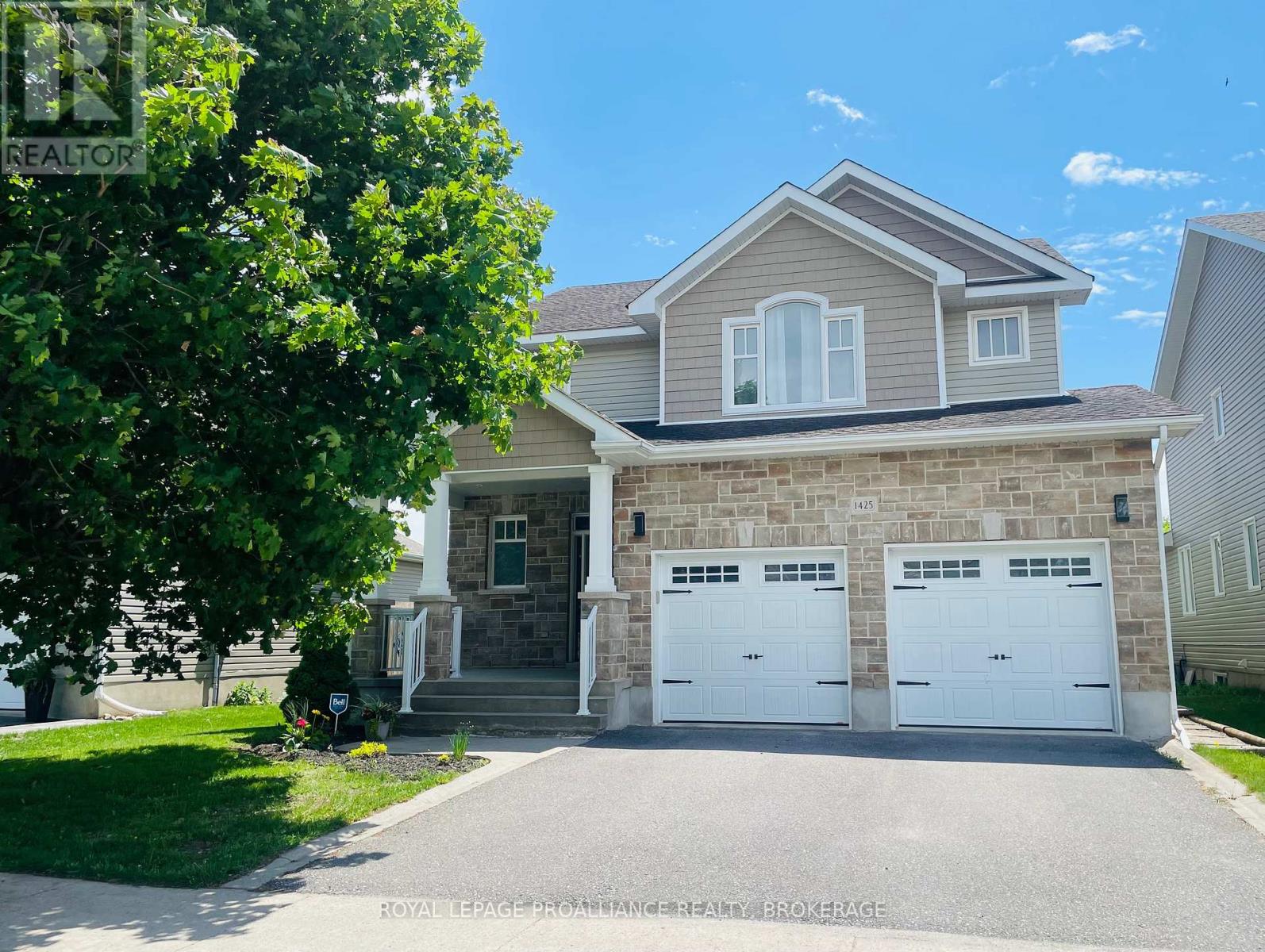 <div class="slider-price">$925,000</div><p>1425 Evergreen Drive, Kingston, Ontario</p>