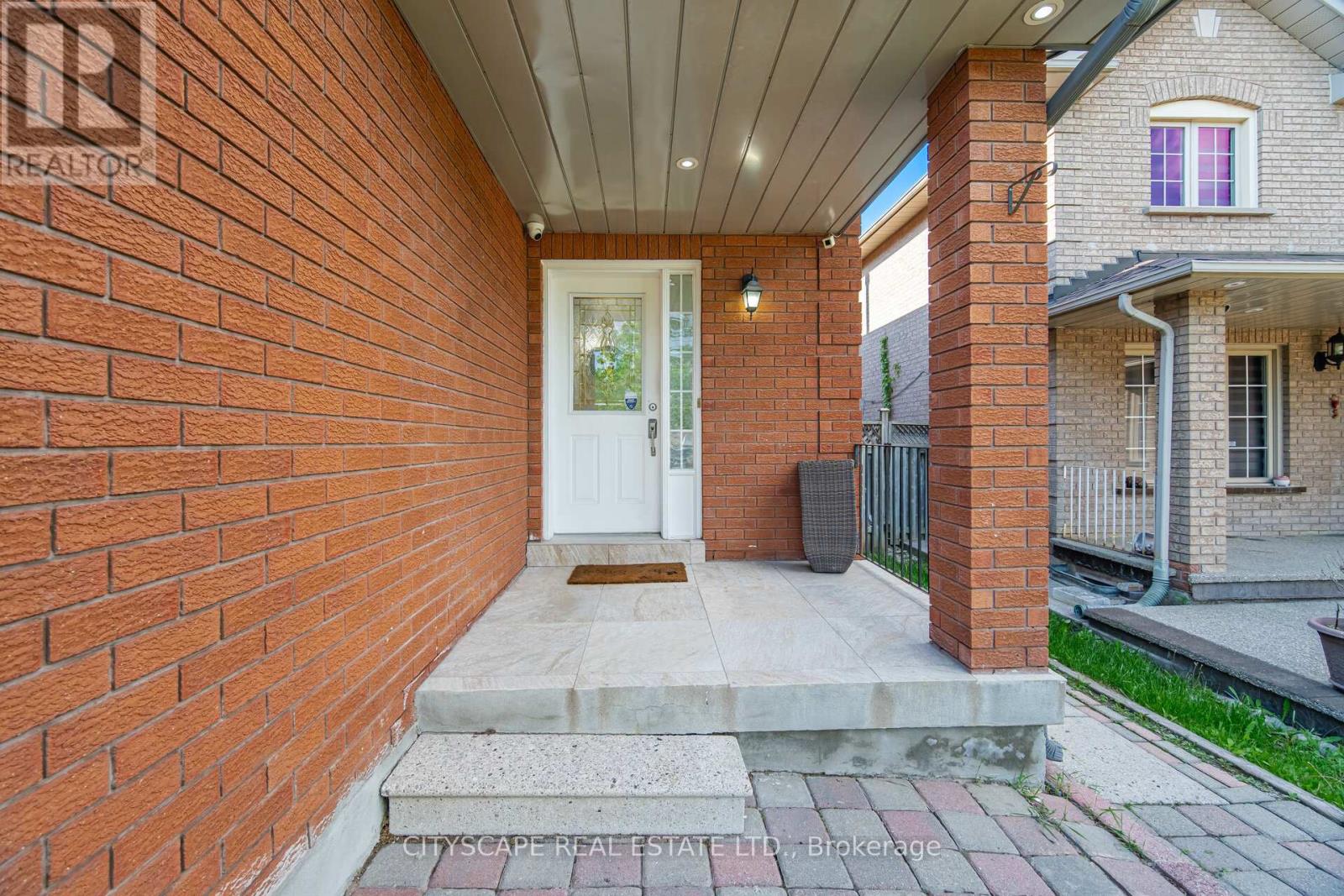 66 Castle Hill Road, Brampton, Ontario  L6X 4E1 - Photo 3 - W13215762