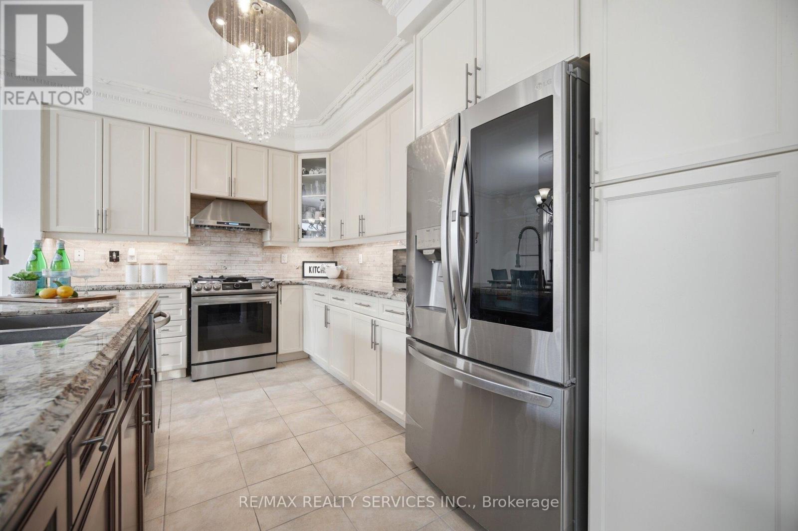 6 Snapdragon Square, Brampton, Ontario  L6P 3K2 - Photo 10 - W13215774